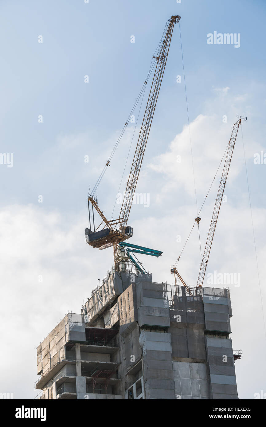 Baustelle mit Kränen auf Himmelshintergrund Stockfoto