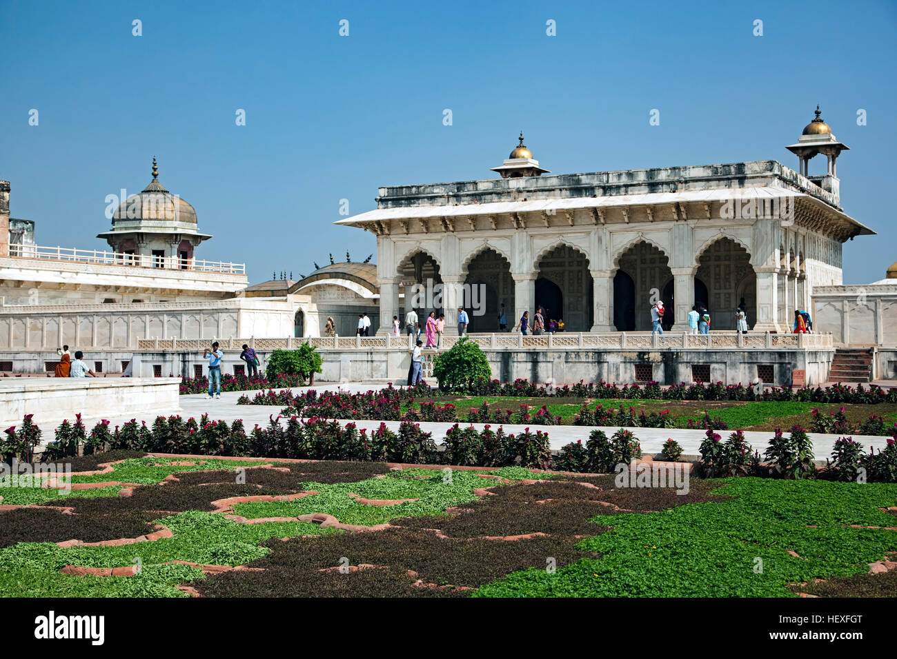 Garten und Khal Mahal (Palast aus weißem Marmor), Agra Fort, auch bekannt als Red Fort, Agra, Uttar Pradesh, Indien Stockfoto