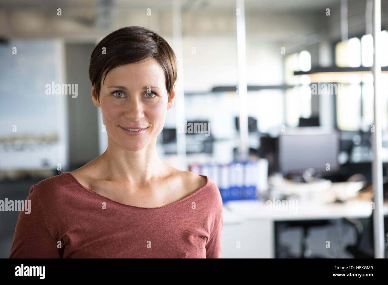 Porträt von zuversichtlich Geschäftsfrau im Büro Stockfoto