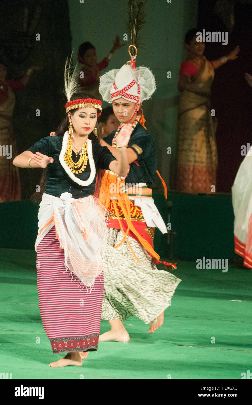 Lai Haraoba Tänzer aus Manipur Auftritt in "Farben NE Indiens" auf dem Sangai Festival, Imphal, Indien Stockfoto