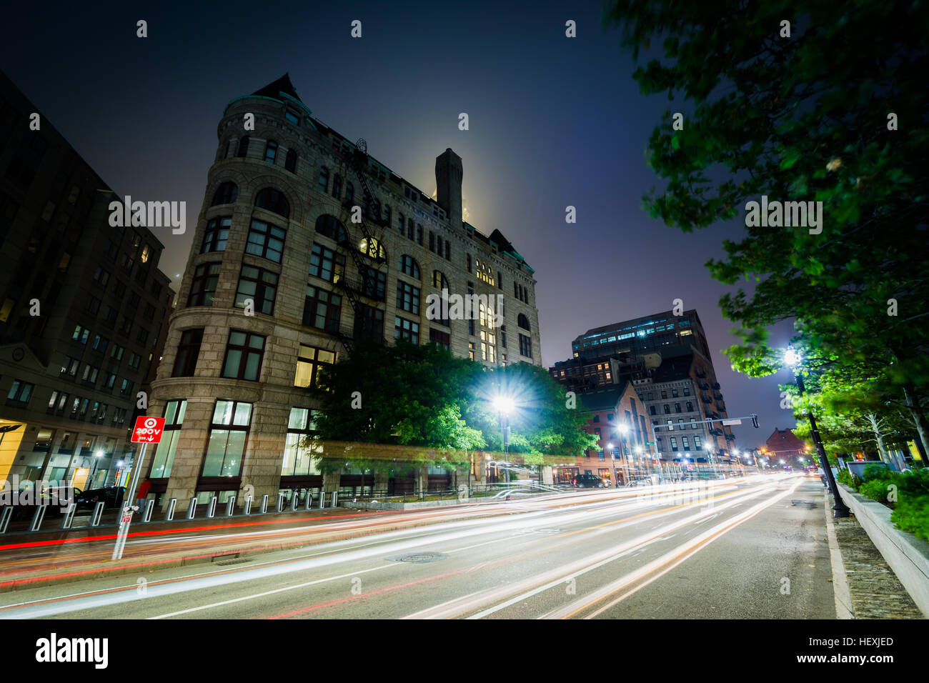 Gebäude entlang der Oberfläche in der Nacht, in Boston, Massachusetts. Stockfoto