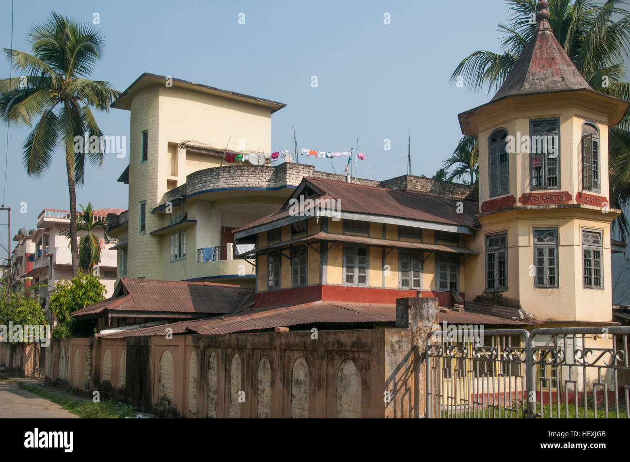 Zeitraum zu Hause in einer Seitenstraße von Guwahati, Assam, Indien Stockfoto