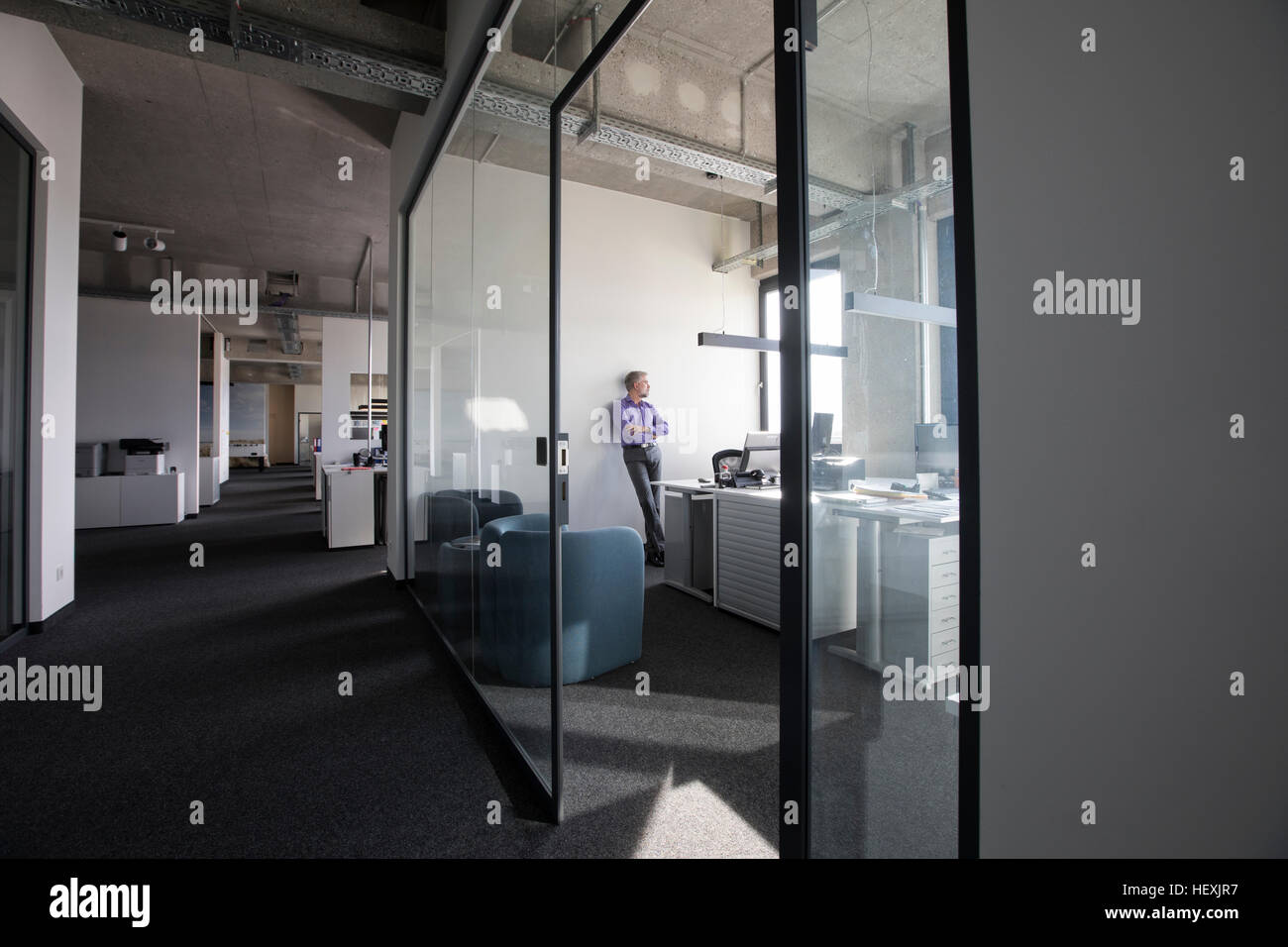 Unternehmer allein im Büro Stockfoto