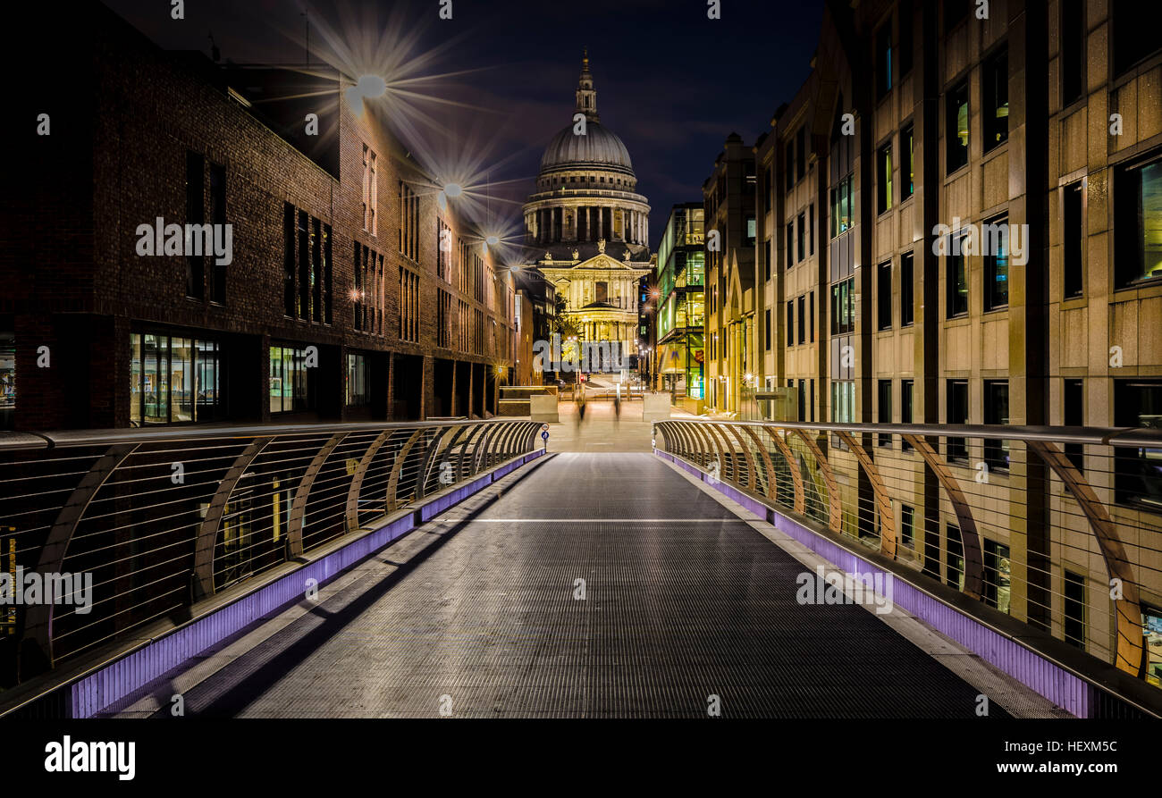 Großbritannien, London, Blick vom Millennium Bridge zum beleuchteten St Pauls Cathedral Stockfoto