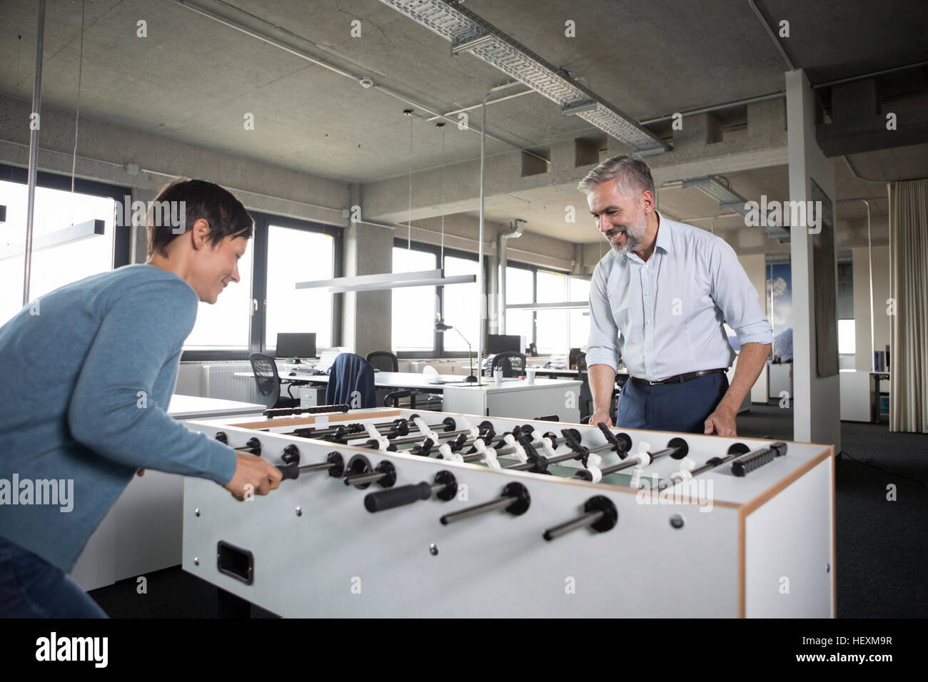 Zwei Kollegen spielen Tischfußball im Büro Stockfoto