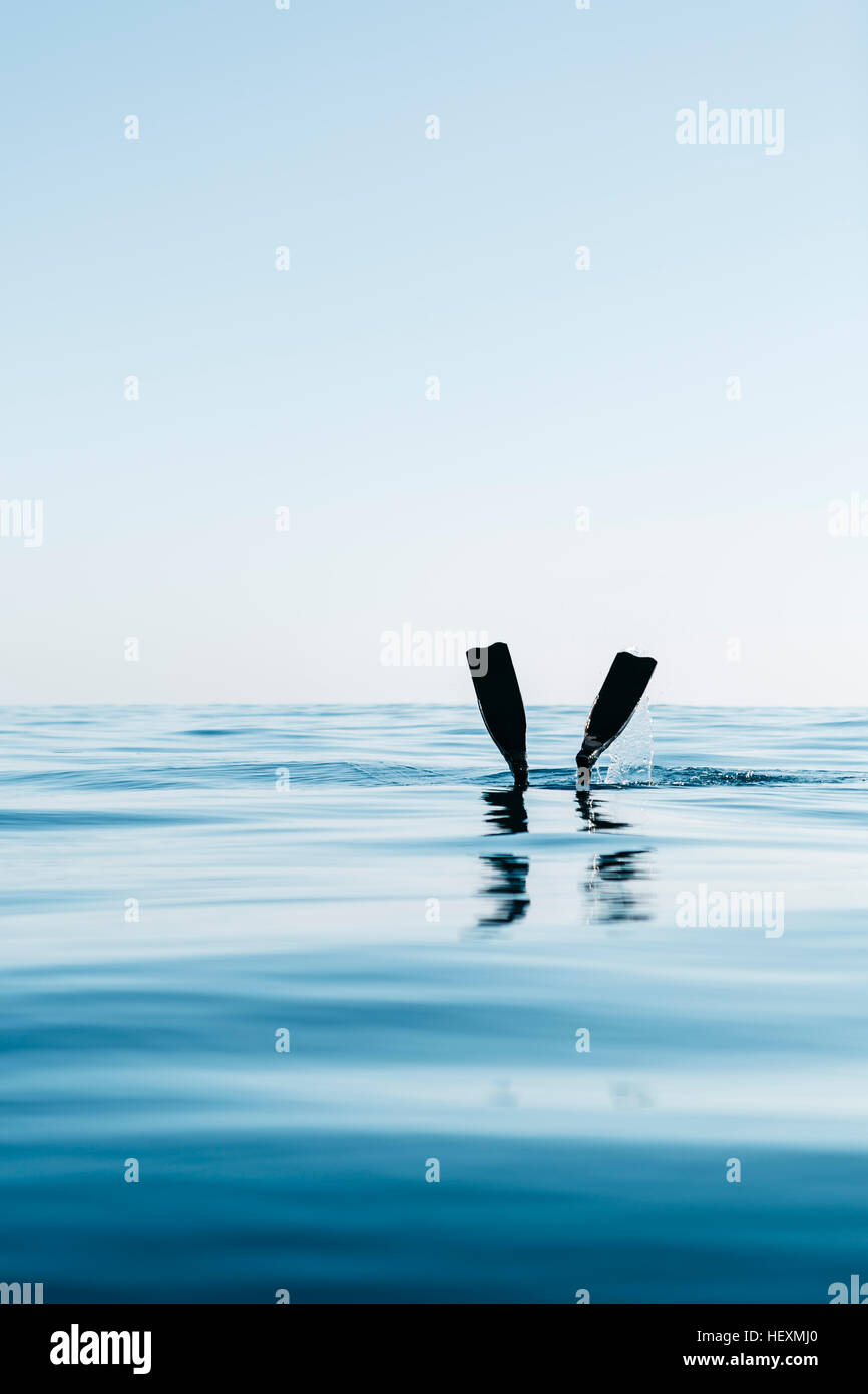Menschen üben frei Tauchen im Meer Stockfoto