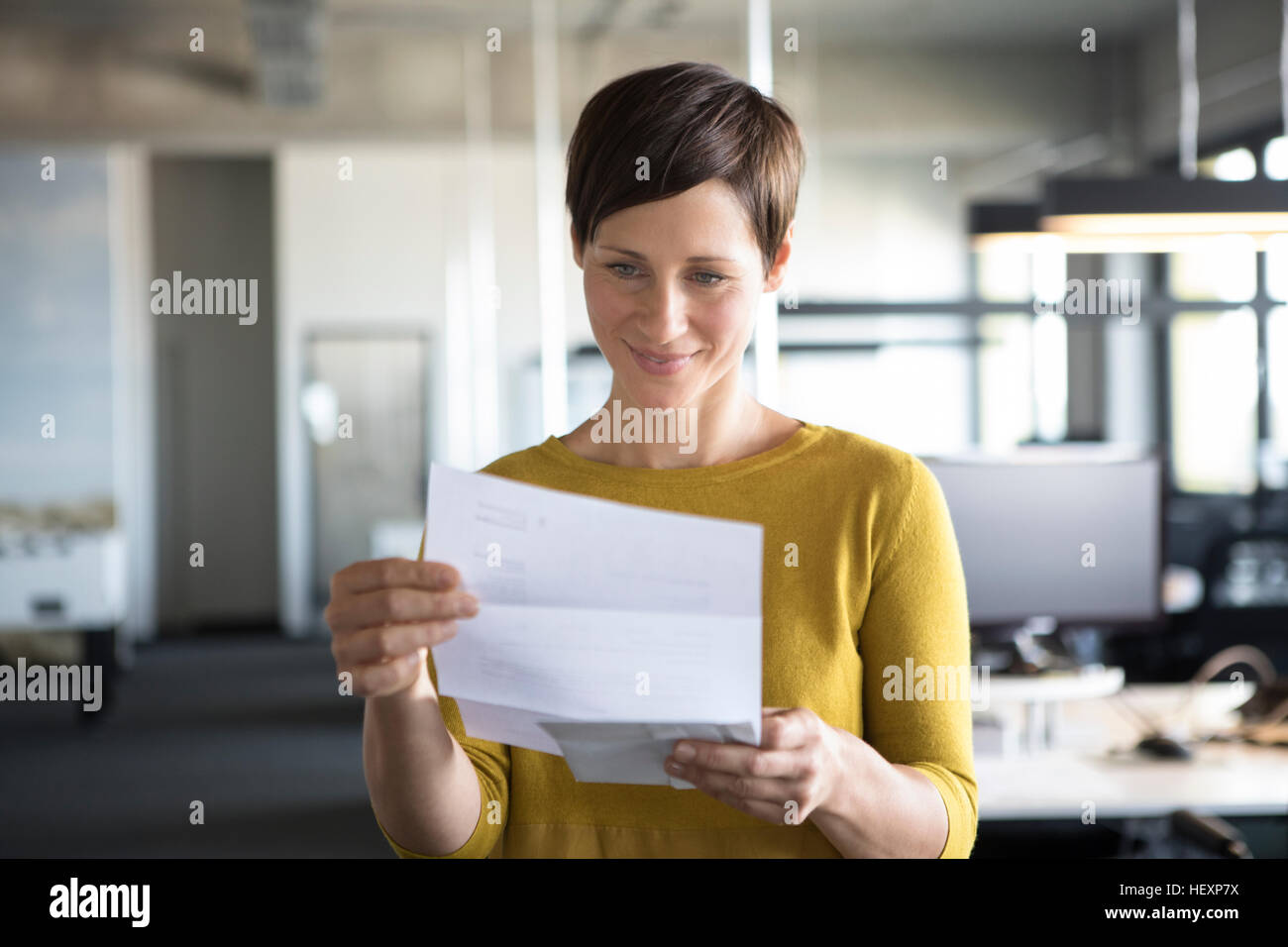 Geschäftsfrau im Büro auf Papier Stockfoto