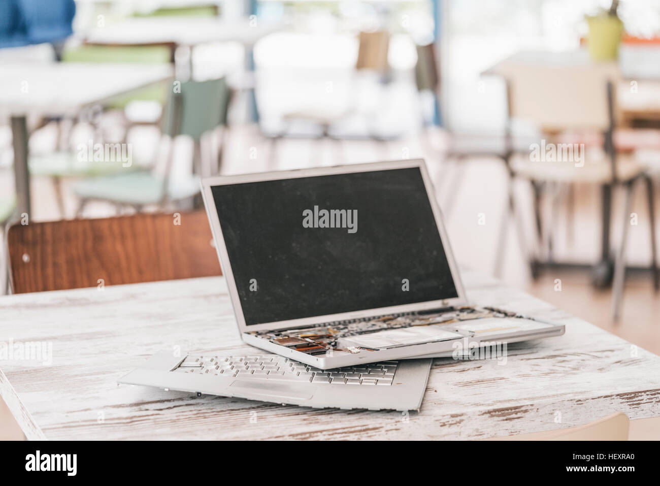 Defekten Laptop am Schreibtisch Stockfoto