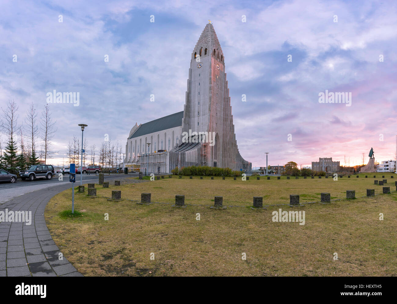 Hallgrimskirkja Kathedrale in Reykjavik bei Sonnenuntergang, Island. Stockfoto