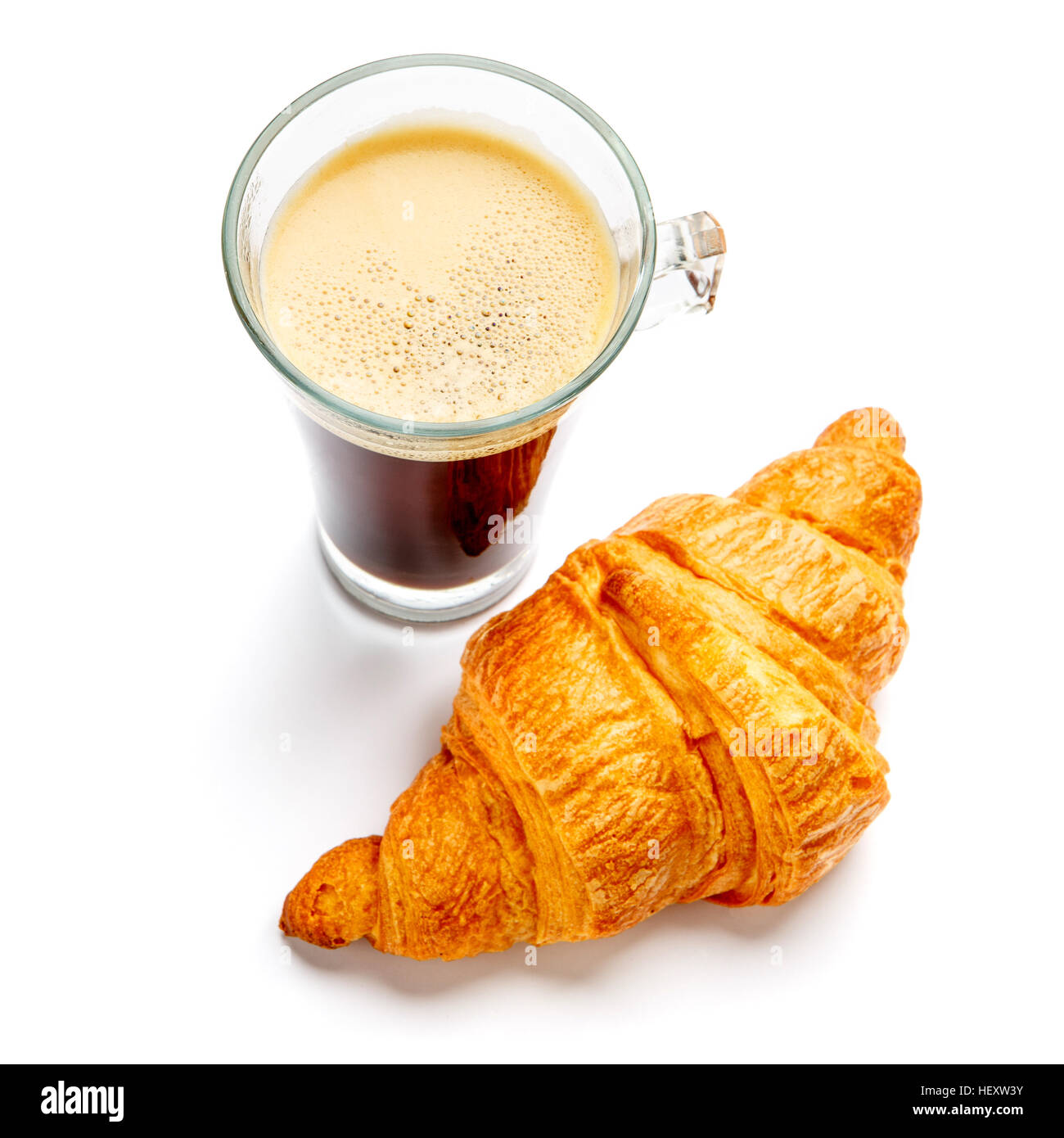 Kaffee und ein Croissant auf weißem Hintergrund Stockfoto