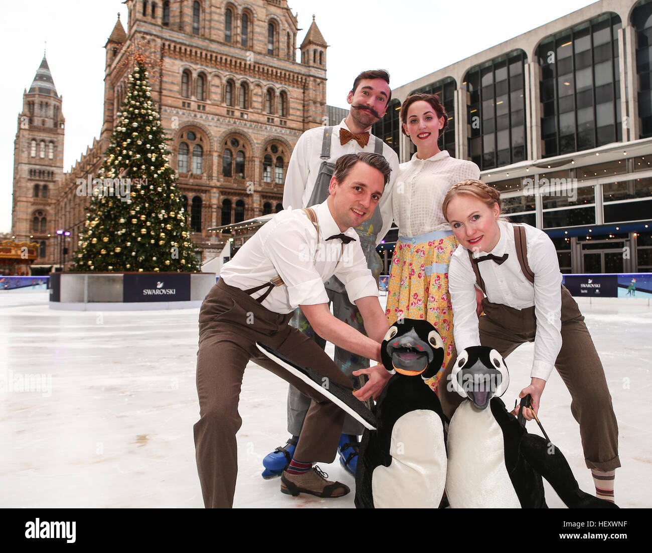Die Besetzung von Mr Poppers Pinguine bereiten ihre West End-Debüt immer ihre Schlittschuhe auf in The Natural History Museum Eishalle. Die Show ist auf das Criterion Theatre ab 15. Dezember.  Mitwirkende: Besetzung von Mr Poppers Pinguine wo: Blackpool, U Stockfoto