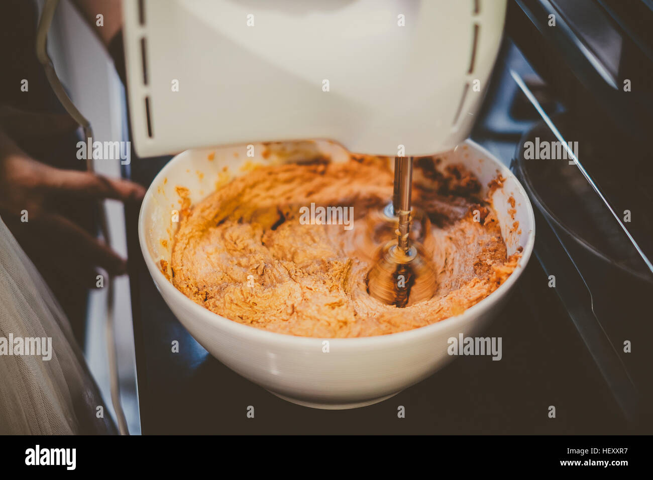 Mischer ist das Cookie Zutaten in einer Schüssel, Vintage-Look mischen. Stockfoto