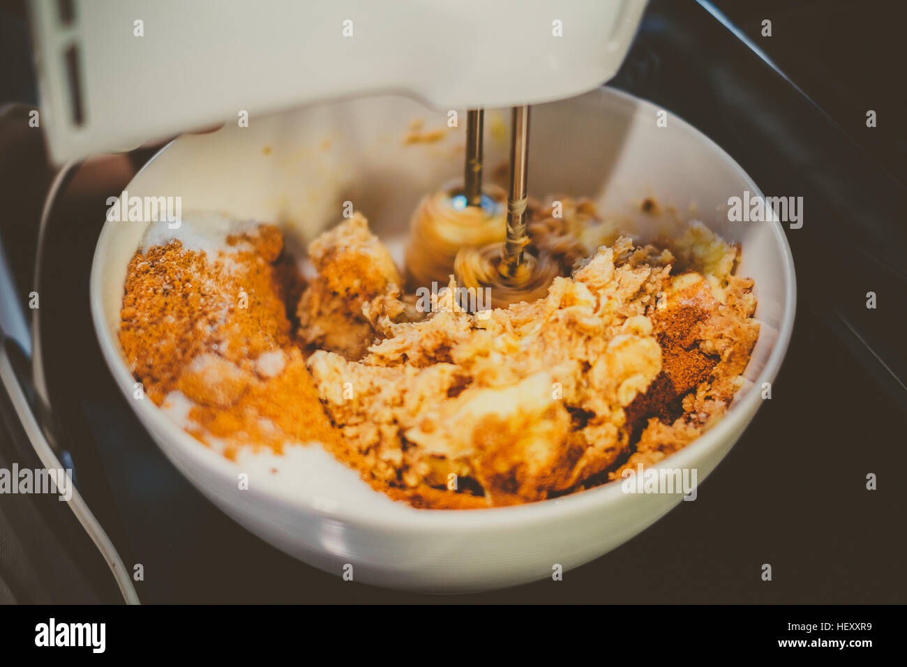 Mischer ist das Cookie Zutaten in einer Schüssel, Vintage-Look mischen. Stockfoto