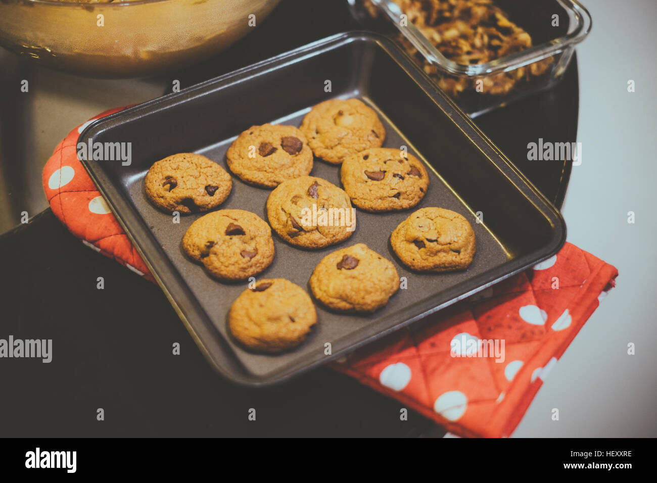 Vintage-Look frisch gebackene Cookies auf Backblech. Stockfoto
