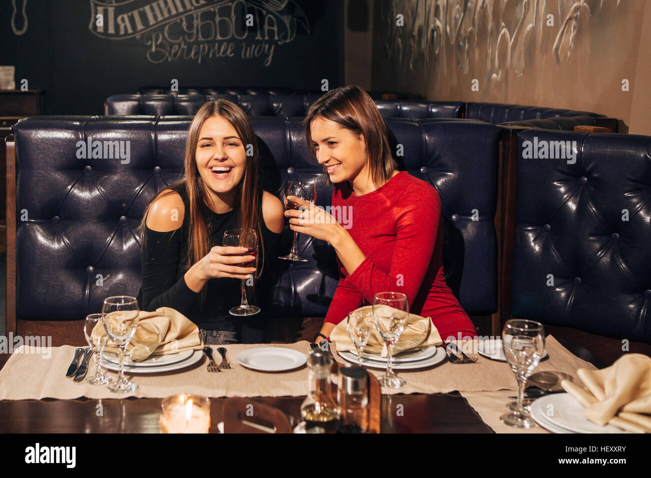 zwei junge schöne Frau im Restaurant entspannen und Wein trinken Stockfoto
