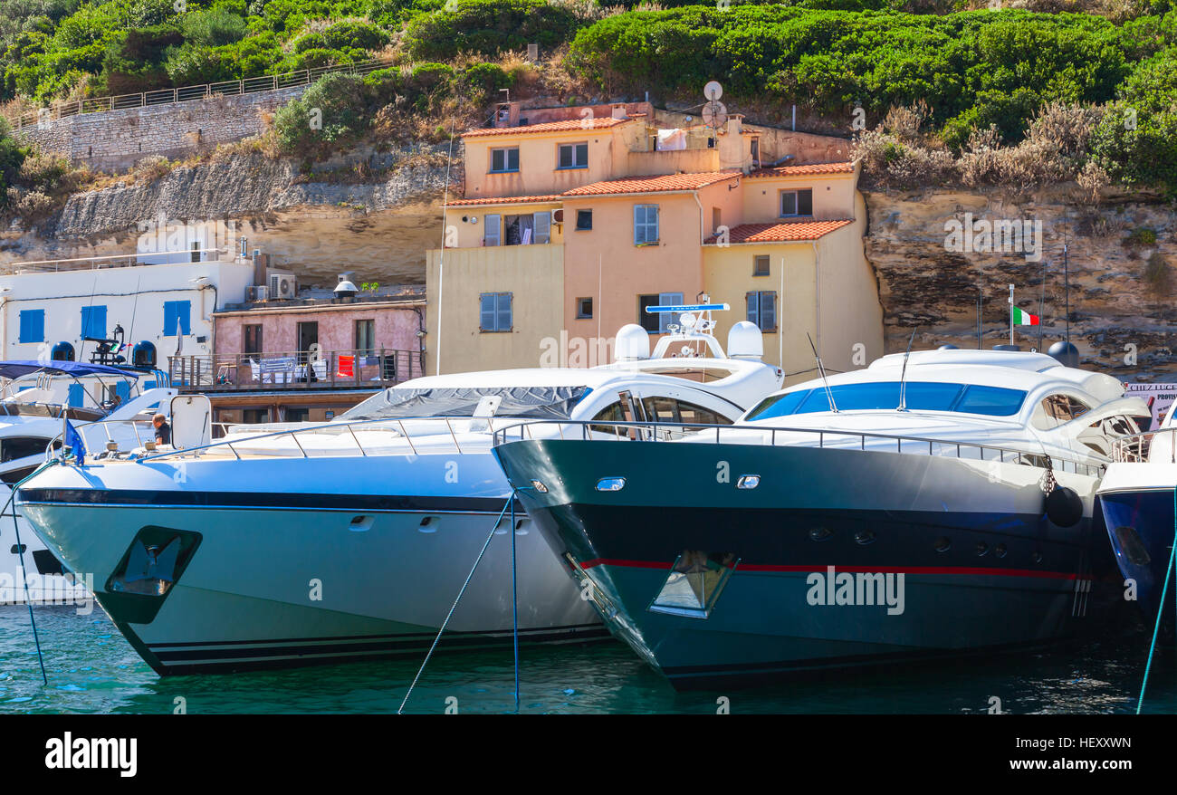 Bonifacio, Frankreich - 2. Juli 2015: Vergnügen Luxusjachten vertäut im Hafen von Bonifacio, kleine Hafenstadt der Insel Korsika in sonnigen Sommertag Stockfoto