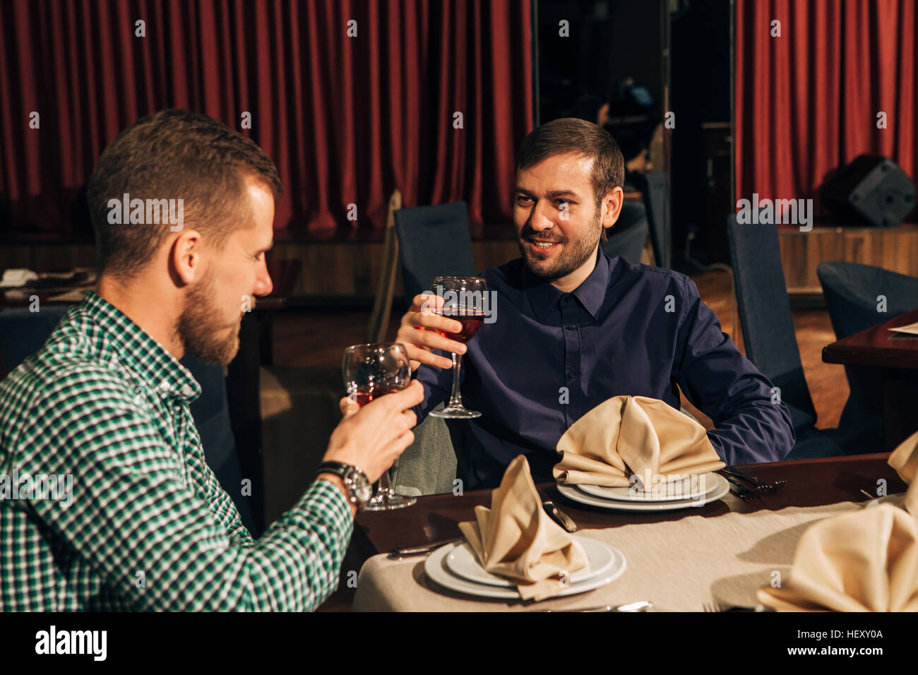 zwei Männer auf einem Geschäftsessen, Wein zu trinken Stockfoto