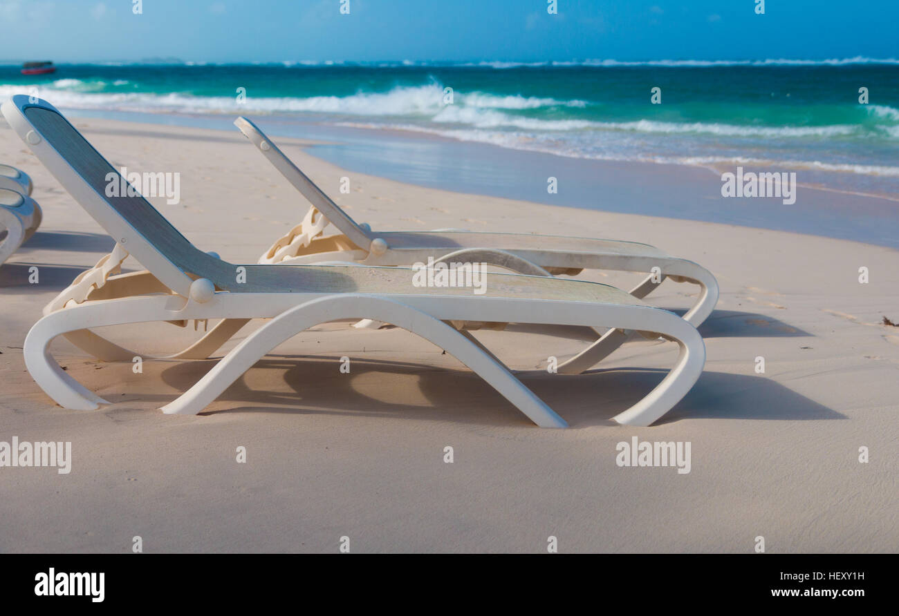 Leere Liegestühle am Strand, keine Menschen Stockfoto