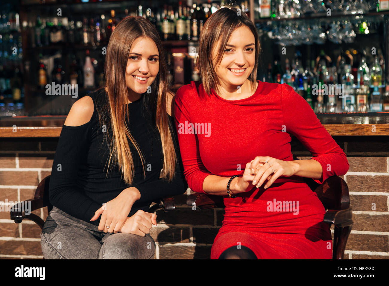 zwei Frauen sitzen an der Bar haben Sie Spaß, Lächeln Stockfoto