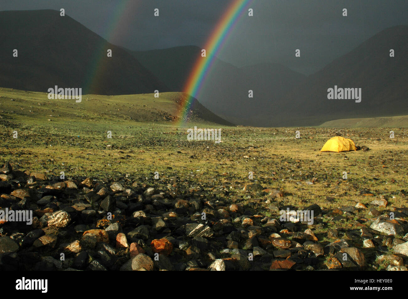 Regenbogen Rahmung Campingplatz, Hoh Serh Range, mongolischen Altai, Bayan-Ölgii, Mongolei Stockfoto