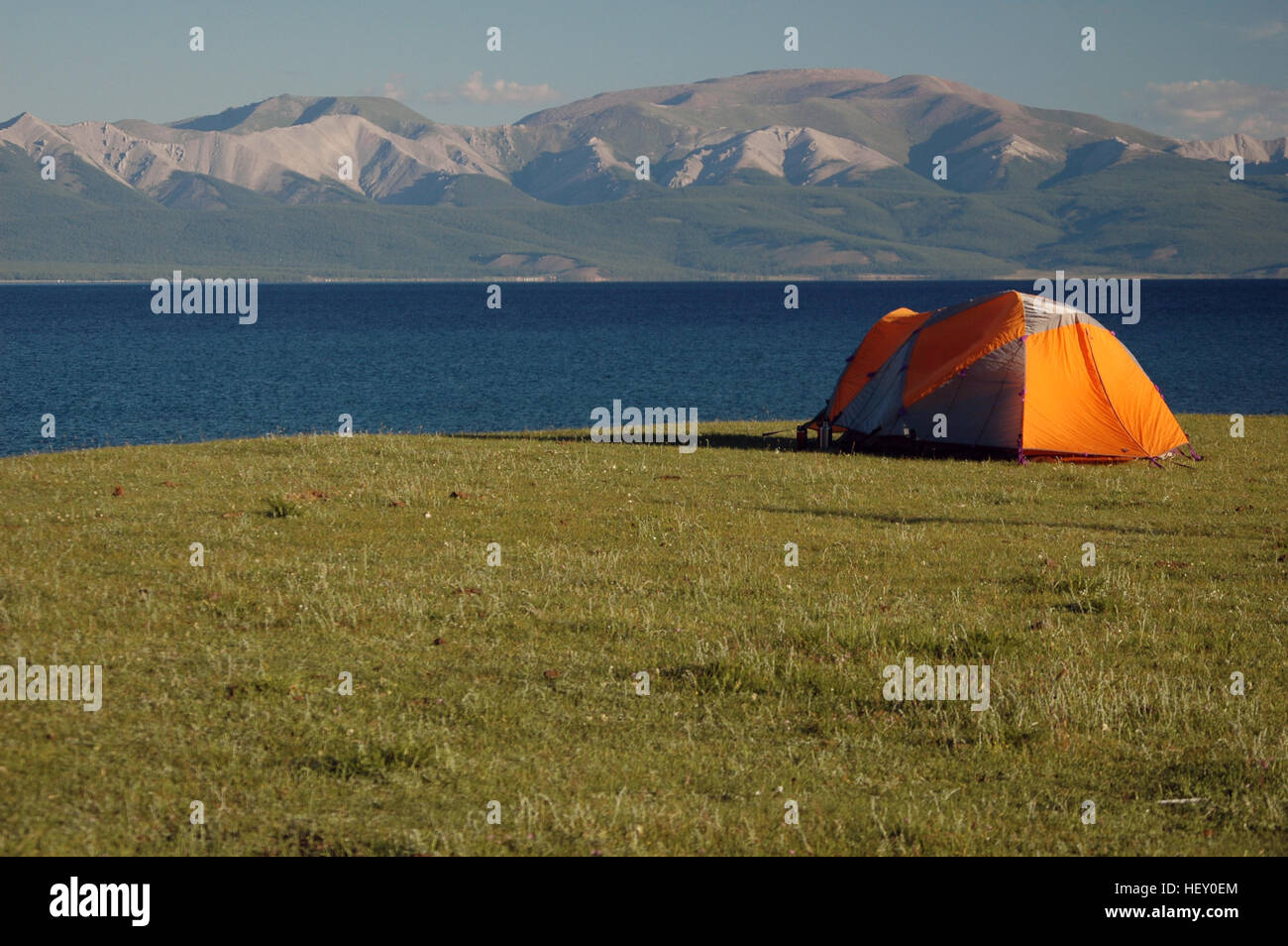Rucksack Zelt mit Blick auf See Khövsgöl, Norden der Mongolei Stockfoto