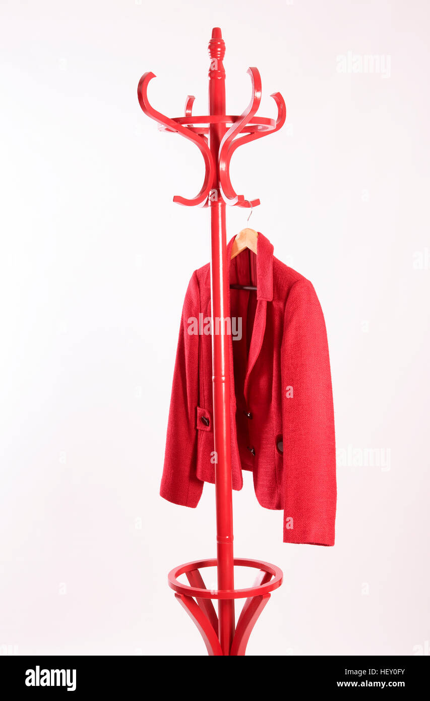 Eine rote Damen Jacke hängt an einem Kleiderständer Stockfoto