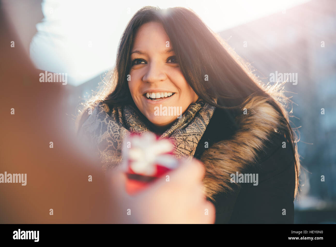 Mann Frau Überraschungen mit kleinen Geschenk im park Stockfoto