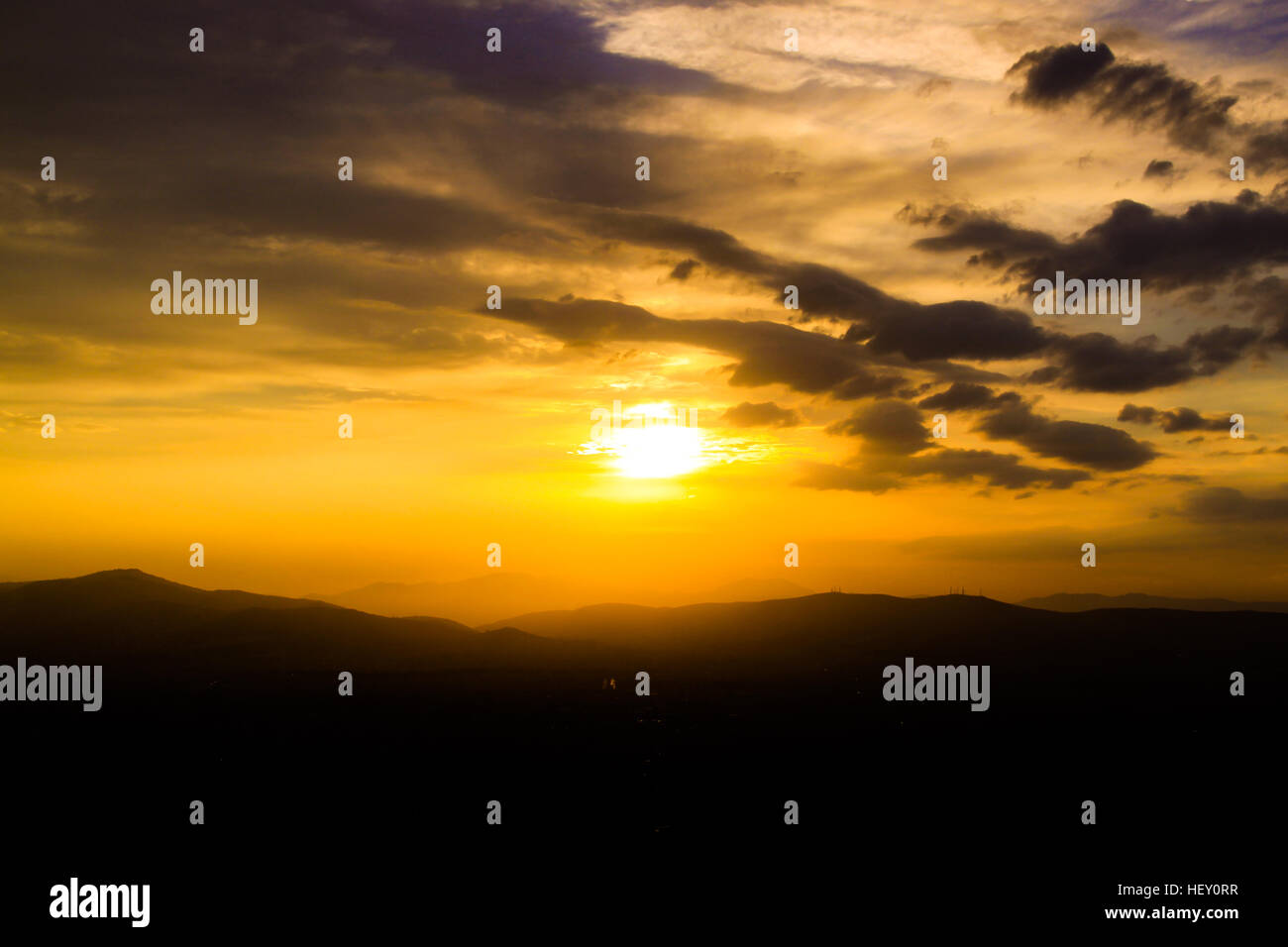 Bergstrecke mit Sonne in Athen Stockfoto