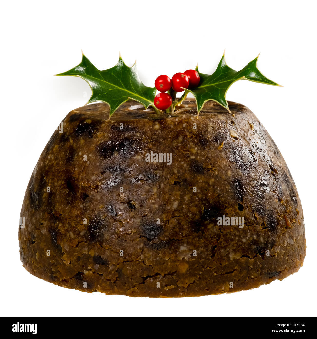 Christmas Pudding dekoriert mit einem Zweig von Holly und ausschneiden oder isoliert auf einem weißen Hintergrund. Stockfoto