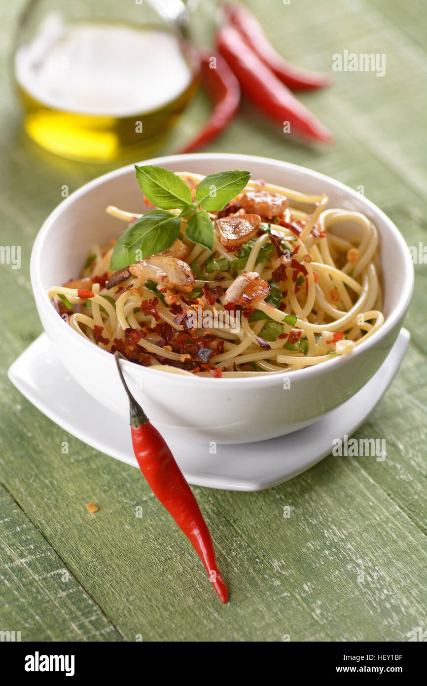 Spaghetti mit Knoblauch, Öl und Peperoni - traditionelle italienische ...