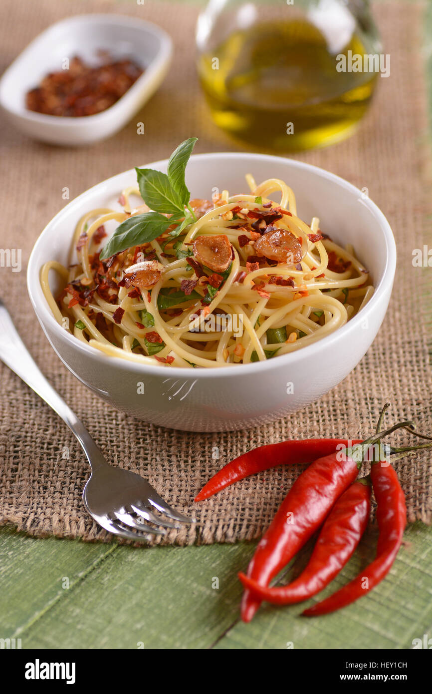 Spaghetti mit Knoblauch, Öl und Peperoni - traditionelle italienische ...