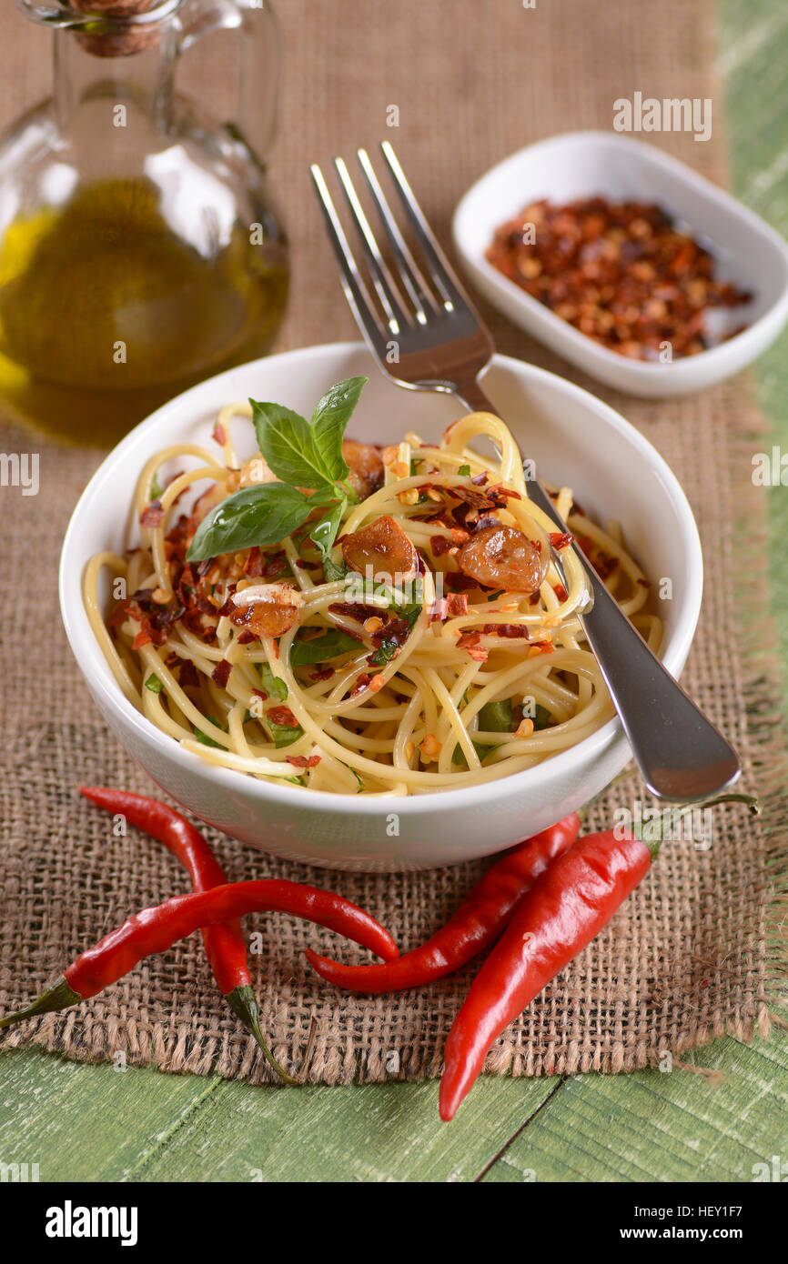 Spaghetti mit Knoblauch, Öl und Peperoni - traditionelle italienische Rezept Stockfoto