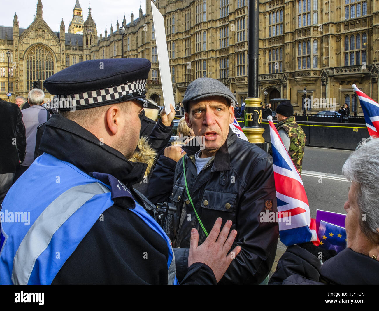 Pro Brexit-Fans versammeln sich vor den Houses of Parliament um ihre Unzufriedenheit auf die Unsicherheiten rund um den Austritt zu protestieren. Sie hat auch eine Warnung an den Ministerpräsidenten.  Mitwirkende: Atmosphäre wo: London, Vereinigtes Königreich bei: 23 Stockfoto