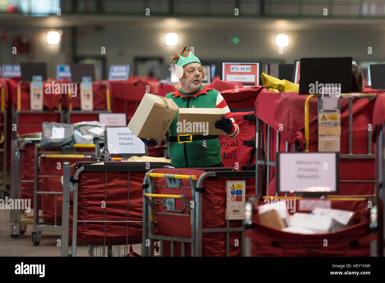 Royal Mail Weihnachten Zeitarbeiter verarbeiten Weihnachtspost in der Royal Mail Weihnachten Sortierung Büro in Llantrisant, South Wales, UK. Stockfoto