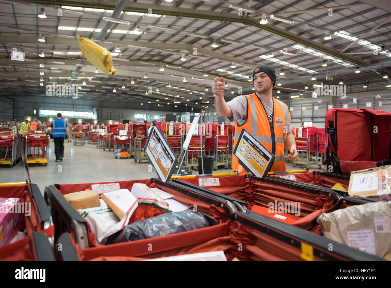 Royal Mail Weihnachten Zeitarbeiter verarbeiten Weihnachtspost in der Royal Mail Weihnachten Sortierung Büro in Llantrisant, South Wales, UK. Stockfoto