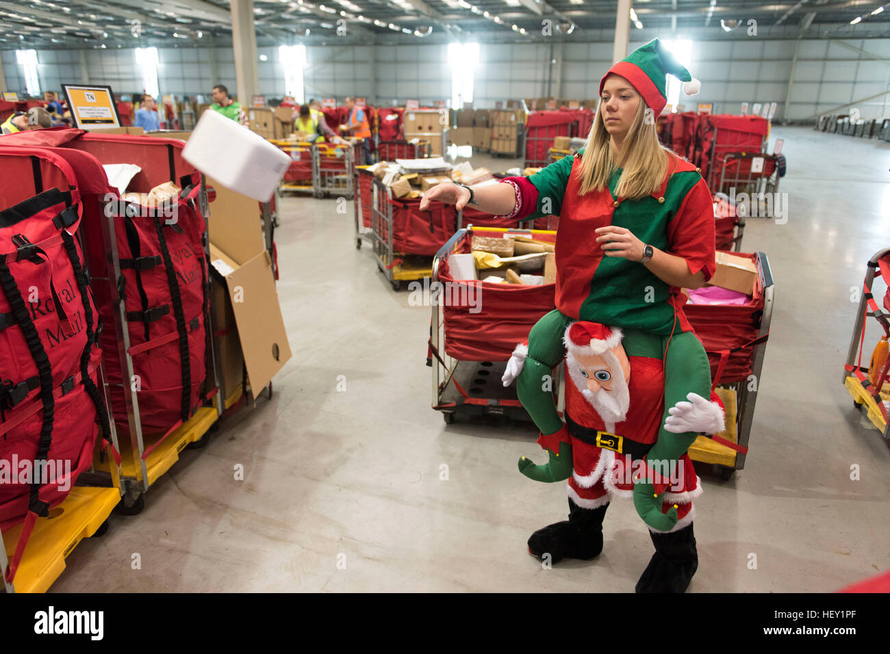 Royal Mail Weihnachten Zeitarbeiter verarbeiten Weihnachtspost in der Royal Mail Weihnachten Sortierung Büro in Llantrisant, South Wales, UK. Stockfoto
