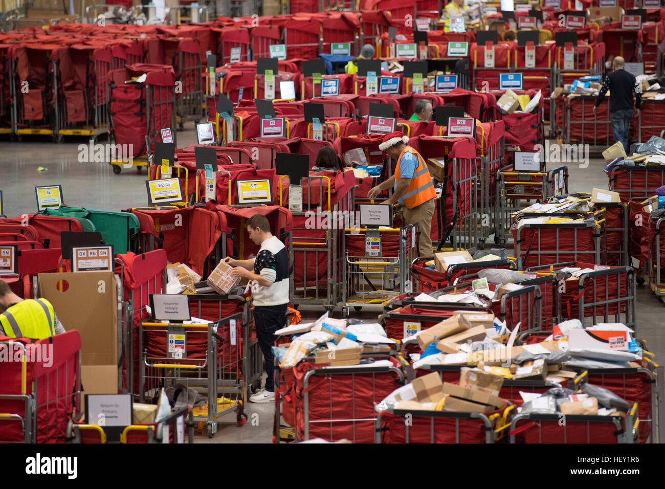 Royal Mail Weihnachten Zeitarbeiter verarbeiten Weihnachtspost in der Royal Mail Weihnachten Sortierung Büro in Llantrisant, South Wales, UK. Stockfoto