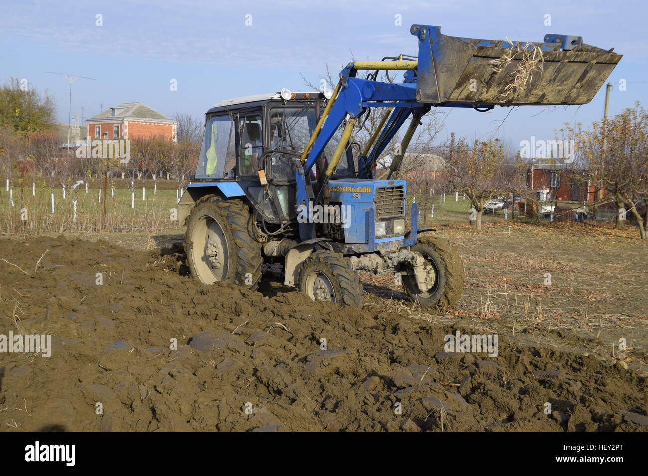 Traktor, Garten Pflügen. Pflügen den Boden im Garten Stockfotografie