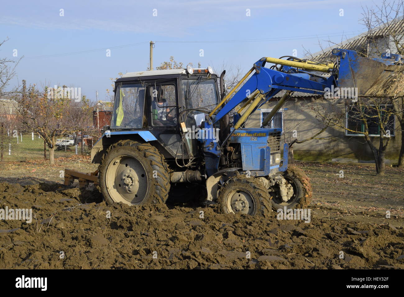 Traktor, Garten Pflügen. Pflügen den Boden im Garten Stockfotografie