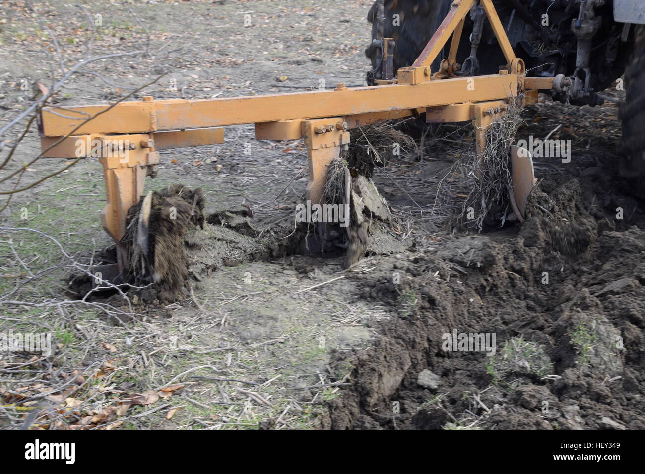 Traktor, Garten Pflügen. Pflügen den Boden im Garten Stockfotografie