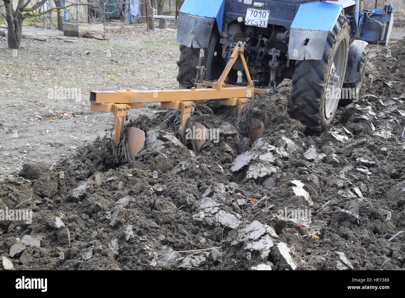 Traktor, Garten Pflügen. Pflügen den Boden im Garten Stockfotografie
