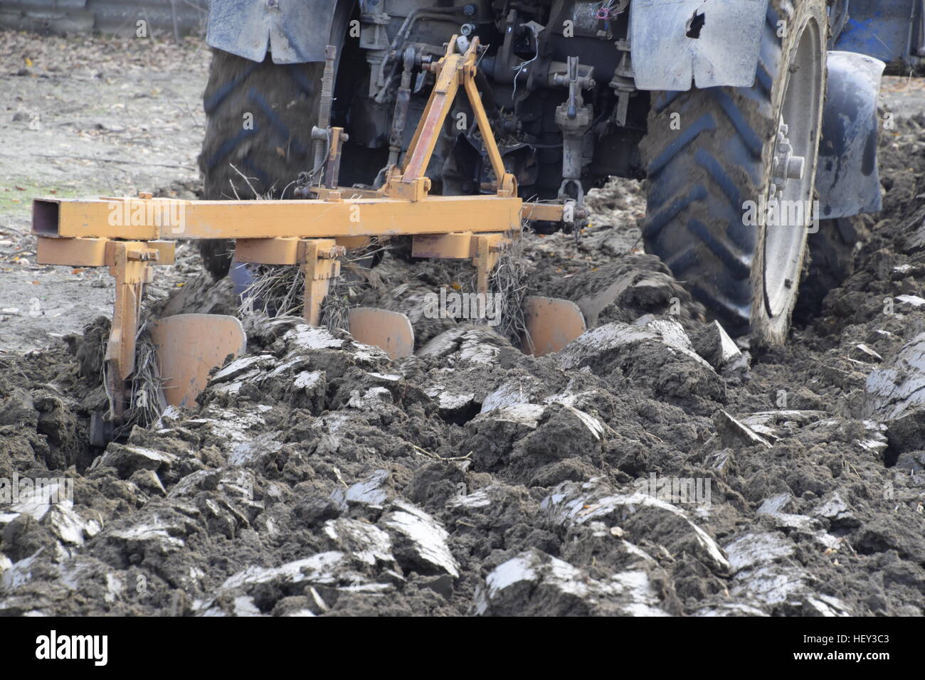 Traktor, Garten Pflügen. Pflügen den Boden im Garten Stockfotografie