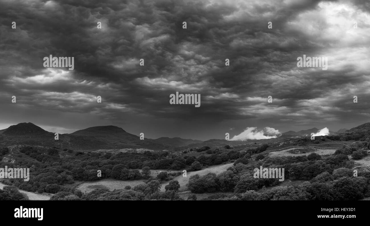 Ein Gewitter geht über Snowdonia Stockfoto