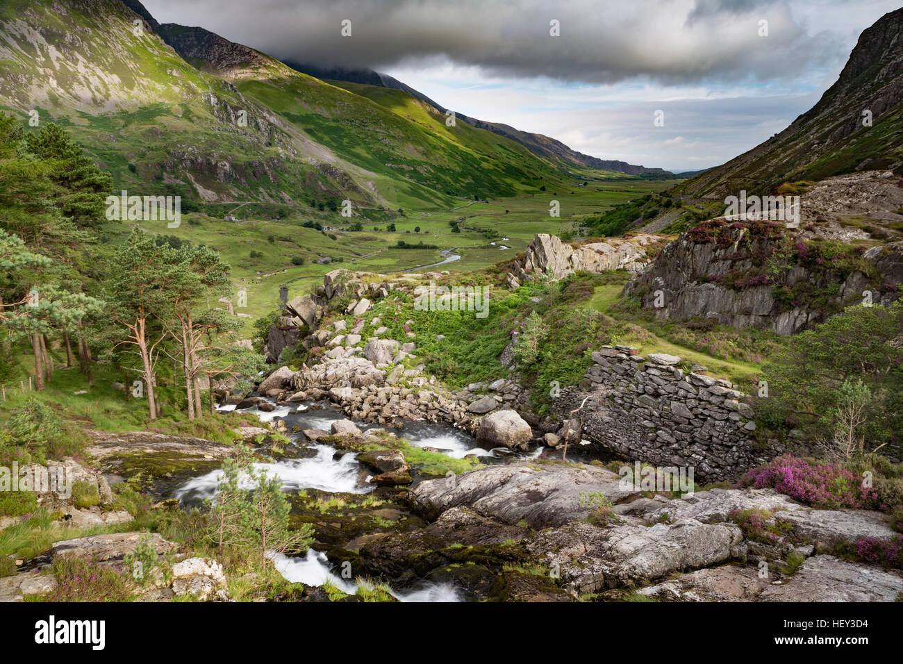 Ein Wasserfall entlang Nant Ogwen bei Pont Pen-y-Benglog fließt das Ogwen Tal, Snowdonia. Stockfoto