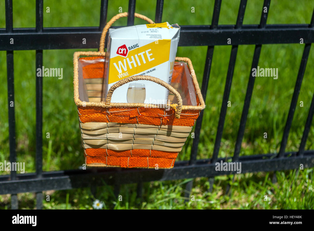 Billige 1L Wein im Karton Stockfoto
