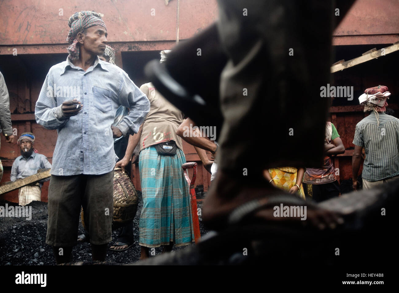 Dhaka, Bangladesch. 18. Dezember 2016. Bangladeshi Kohle Feld Arbeit entlädt Kohle in der Nähe der Turag River bei Gabtoli. Arbeiter das Haus verlassen für ein besseres Einkommen bekommen sie nur 7,5$ für 12 Stunden Arbeit. © MD. Mehedi Hasan/Pacific Press/Alamy Live-Nachrichten Stockfoto