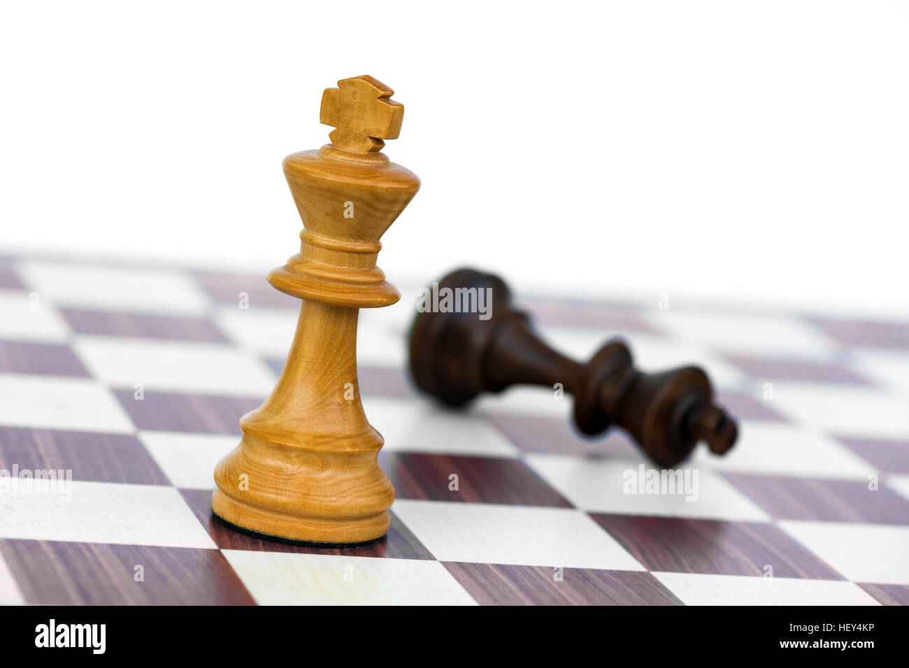 weiße Schachkönig check schwarz auf Schachbrett Stockfoto