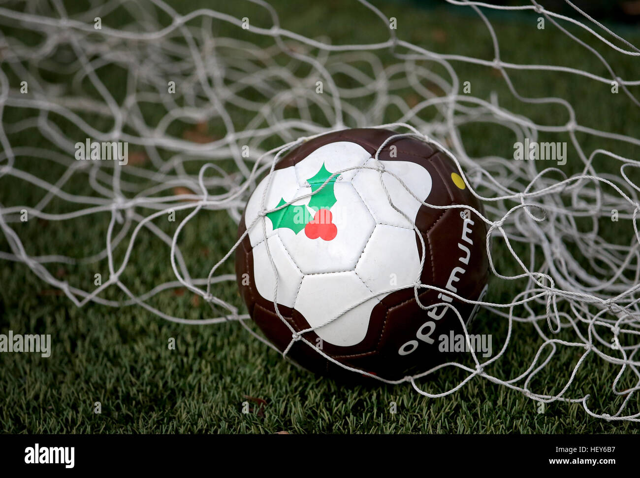 Special Christmas Pudding Fußbälle in den jährlichen Street Soccer Schottland festliche Fußballspiel in Edinburgh verwendet. Stockfoto