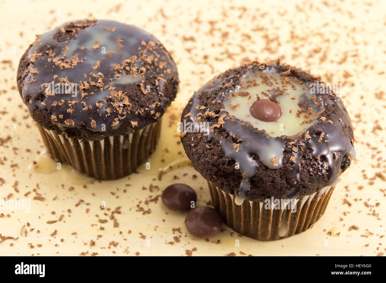 Schokoladen-Vanille-Muffins mit Kakaopulver bestreut Stockfoto