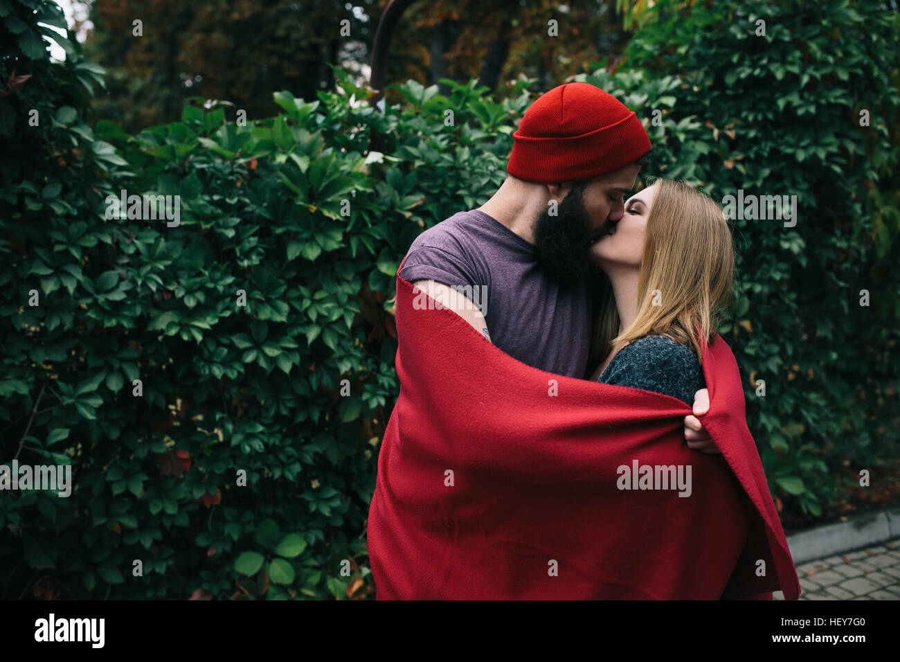 Mann und Frau sind im Park küssen. Stockfoto